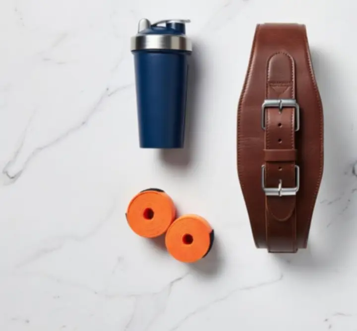 Płaskie ujęcie ekosystemu produktów Doll - Studio Urody łączące akcesoria z suplementami