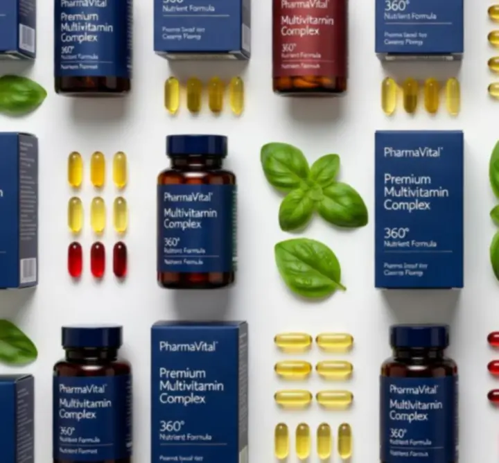 Zbliżenie na butelki suplementów diety z widocznymi etykietami składu