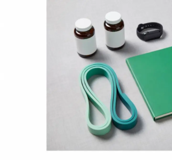 Eksperckie zestawy produktów wellness ułożone na płasko